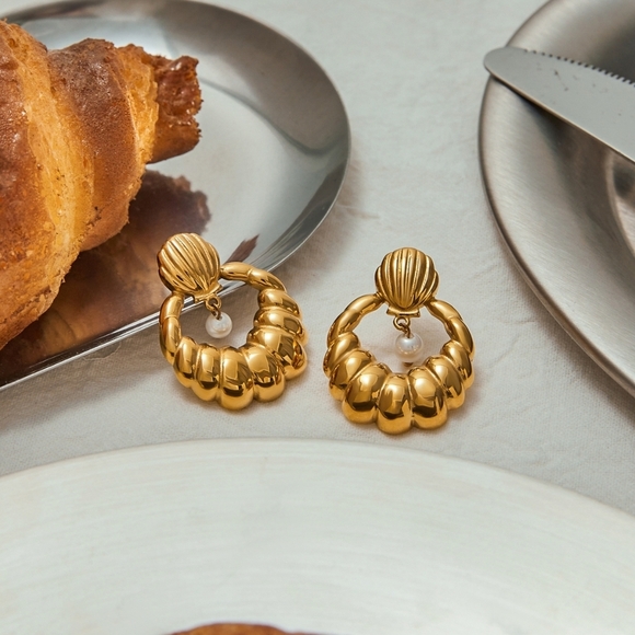Nwt Non Tarnish Croissant Pearl Earrings - Picture 2 of 5
